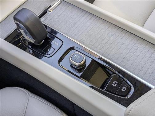 2025 Volvo XC60 Plus