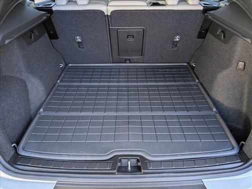 Vapour Grey Metallic 2026 Volvo XC40 Plus, B5 AWD Gas (mild hybrid), Dark