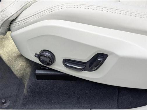 2025 Volvo XC60 B5 Ultra