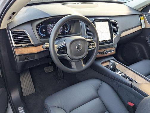 2025 Volvo XC90 B6 Plus 7-Seater