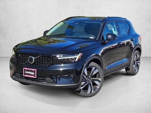 2025 Volvo XC40 B5 Ultra Dark Theme