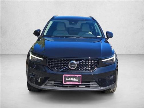 2025 Volvo XC40 B5 Ultra Dark Theme