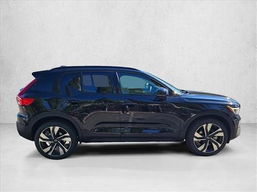 2025 Volvo XC40 B5 Ultra Dark Theme