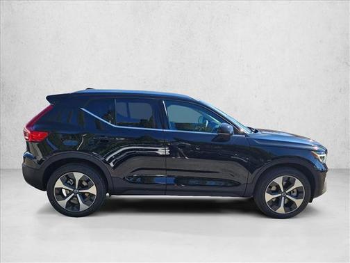 2025 Volvo XC40 B5 Core Bright Theme