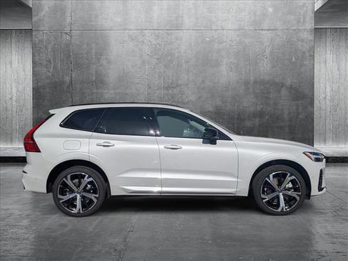 2024 Volvo XC60 Recharge Plug-In Hybrid T8 Ultimate Dark Theme