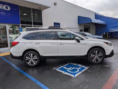 Crystal White Pearl 2018 Subaru Outback 2.5i Limited