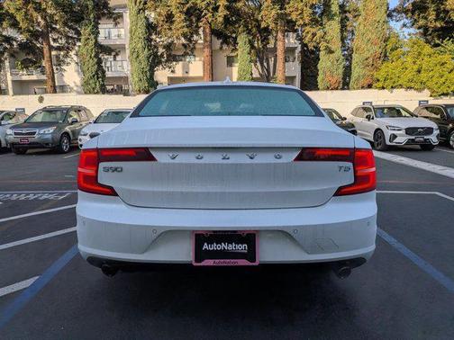 2018 Volvo S90 T5 Momentum