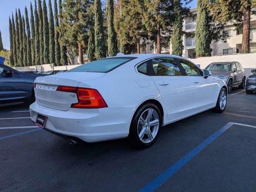 2018 Volvo S90 T5 Momentum