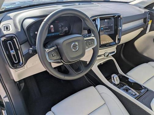 2026 Volvo XC40 Plus, B4 FWD Gas (mild hybrid), Dark