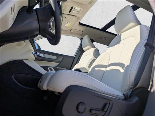 2026 Volvo XC40 Plus, B4 FWD Gas (mild hybrid), Dark