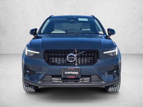 2026 Volvo XC40 Plus, B4 FWD Gas (mild hybrid), Dark