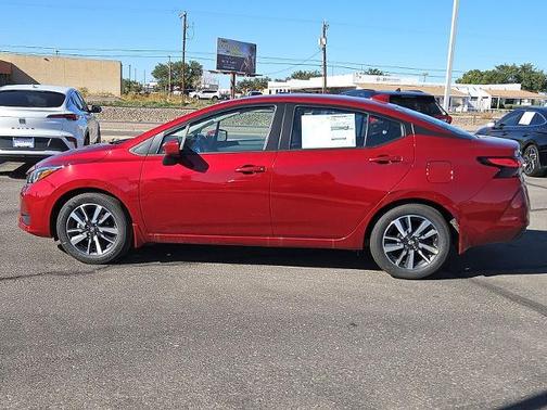Scarlet Ember 2025 Nissan Versa 1.6 SV