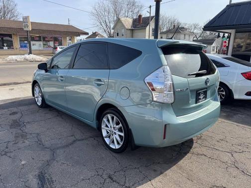 2014 Toyota Prius v Two