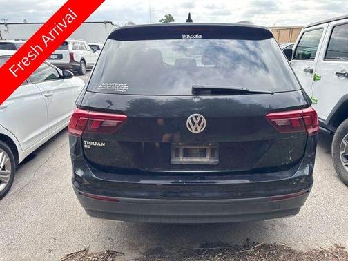 Deep Black Pearl Effect 2021 Volkswagen Tiguan 2.0T SE