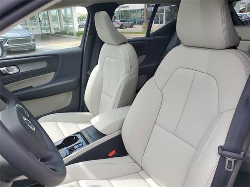 2025 Volvo XC40 B5 Plus Dark Theme