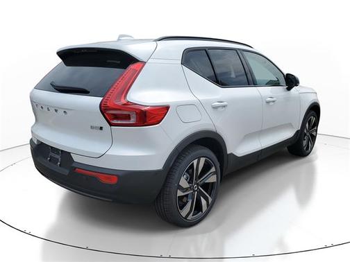 2025 Volvo XC40 B5 Plus Dark Theme