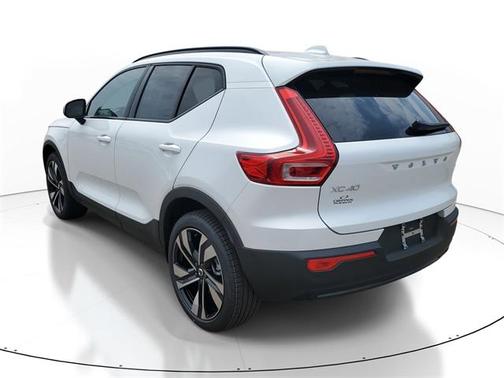 2025 Volvo XC40 B5 Plus Dark Theme