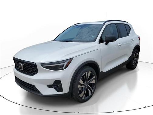 2025 Volvo XC40 B5 Plus Dark Theme