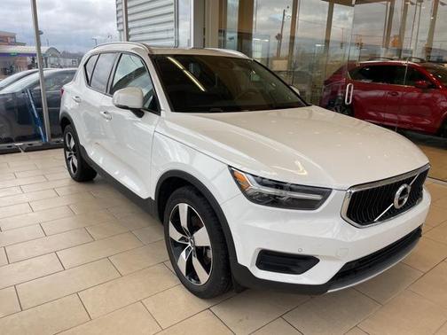 2020 Volvo XC40 T5 Momentum