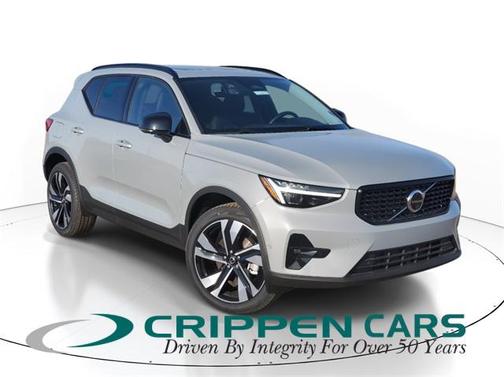 2025 Volvo XC40 B5 Plus Dark Theme