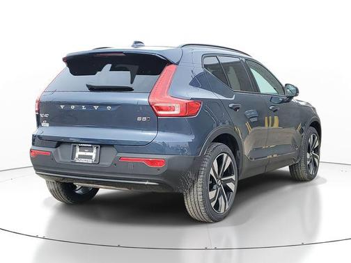 2026 Volvo XC40 Plus, B5 AWD Gas (mild hybrid), Dark