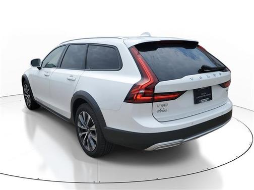 2022 Volvo V90 Cross Country B6