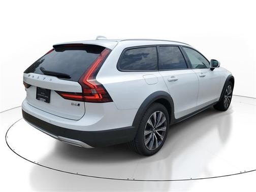 2022 Volvo V90 Cross Country B6