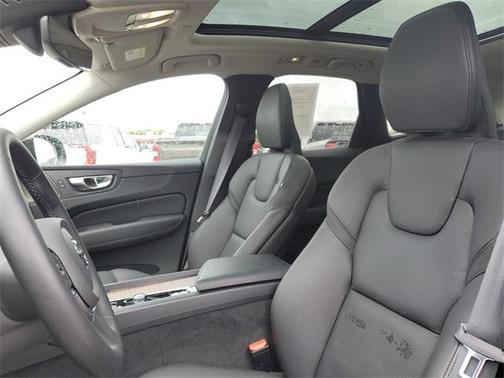 2023 Volvo XC60 B5 Plus Dark Theme