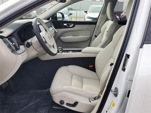 2025 Volvo XC60 B5 Plus