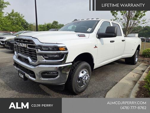 Bright White Clearcoat 2026 RAM 3500 Tradesman Crew Cab 4x4 8' Box