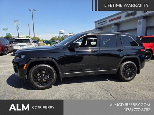 Diamond Black Crystal Pearlcoat 2026 Jeep Grand Cherokee Altitude