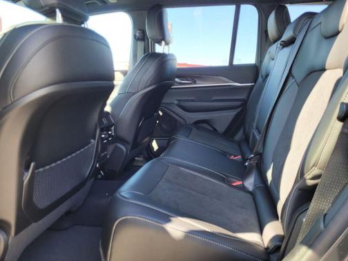 2026 Jeep Grand Cherokee Altitude