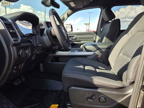 Diamond Black Crystal Pearlcoat 2026 RAM 1500 Big Horn/Lone Star