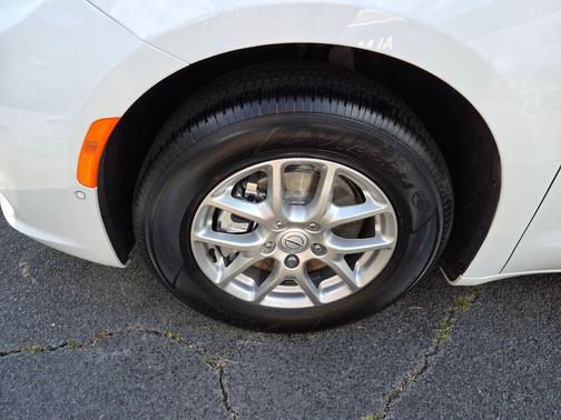 Bright White Clearcoat 2026 Chrysler Pacifica L