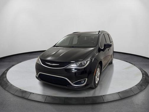 Brilliant Black Crystal Pearlcoat 2017 Chrysler Pacifica Touring-L Plus