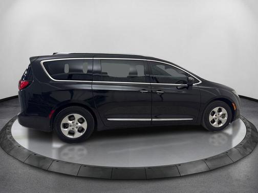 Brilliant Black Crystal Pearlcoat 2017 Chrysler Pacifica Touring-L Plus