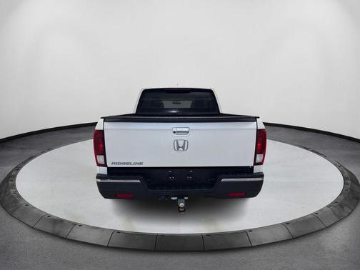 White 2017 Honda Ridgeline RTL