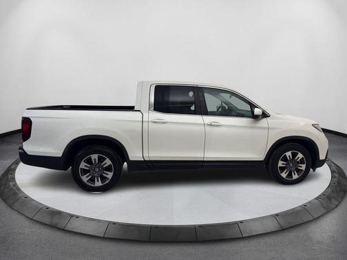 White 2017 Honda Ridgeline RTL
