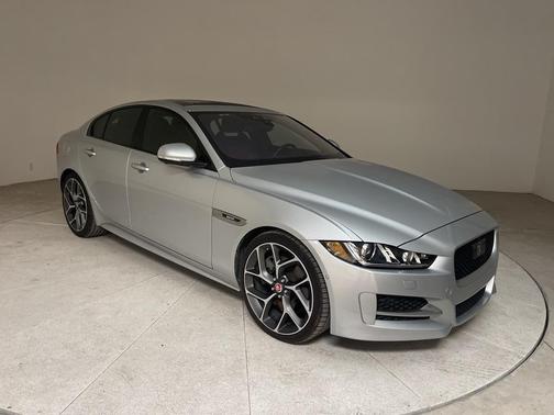 2017 Jaguar XE 35t R-Sport