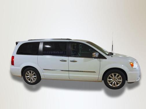 2016 Chrysler Town & Country Limited Platinum