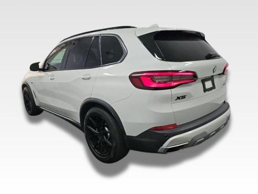 Mineral White Metallic 2022 BMW X5 PHEV xDrive45e