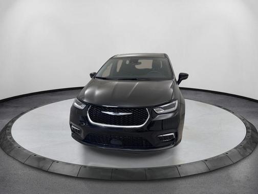 Diamond Black 2025 Chrysler Pacifica Select