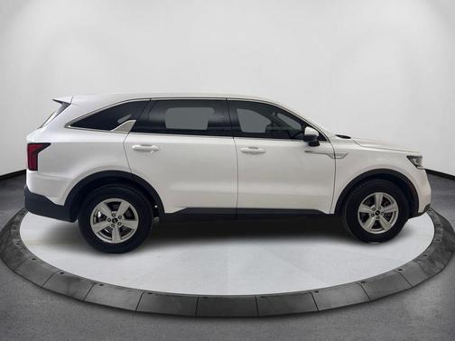 Glacial White Pearl 2022 Kia Sorento LX