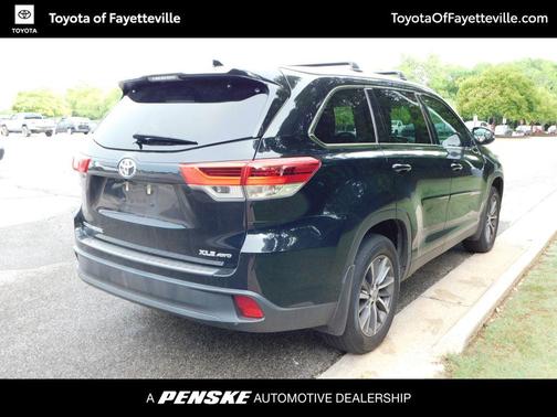 Midnight Black Metallic 2019 Toyota Highlander XLE
