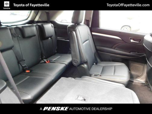 Midnight Black Metallic 2019 Toyota Highlander XLE