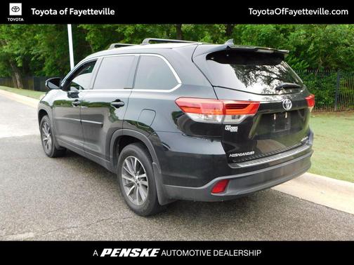 Midnight Black Metallic 2019 Toyota Highlander XLE