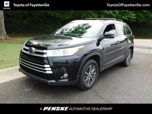 Midnight Black Metallic 2019 Toyota Highlander XLE