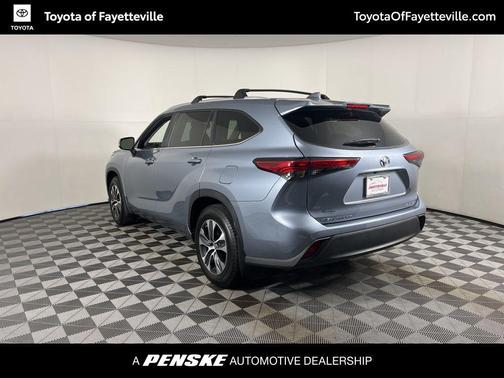 Moon Dust 2023 Toyota Highlander XLE