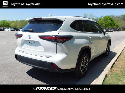 Wind Chill Pearl 2024 Toyota Highlander XLE