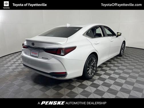 2024 Lexus ES 300h Luxury